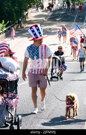 Austin Texas États-Unis, 4 juillet 2022: Quatrième de juillet les fêtards participent à la parade annuelle de quartier de Barton Hills, qui a attiré environ deux cents enfants, adultes et animaux de compagnie crédit: Bob Daemmrich/Alay Live News Banque D'Images