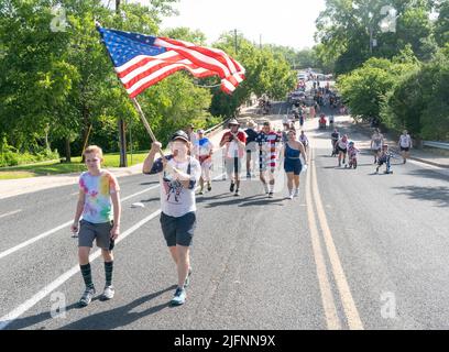 Austin Texas États-Unis, 4 juillet 2022: Quatrième de juillet les fêtards participent à la parade annuelle de quartier de Barton Hills, qui a attiré environ deux cents enfants, adultes et animaux de compagnie crédit: Bob Daemmrich/Alay Live News Banque D'Images