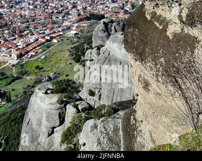 Grèce Meteora paysage vue panoramique aérienne. Village de Kalabaka et célèbres formations rocheuses. Banque D'Images