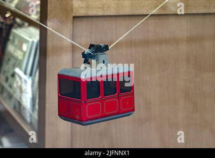 Petit téléphérique rouge rétro, jouet vintage de 60s Banque D'Images