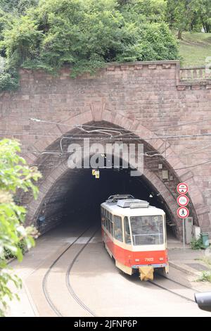 Il est interdit aux voitures, motos, bicyclettes et piétons de prendre un tramway qui pénètre dans un tunnel sombre et affiche des panneaux indiquant l'entrée Banque D'Images