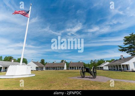 Old Glory and Cannon au parc national historique de fort Wilkins, à Copper Harbour Banque D'Images