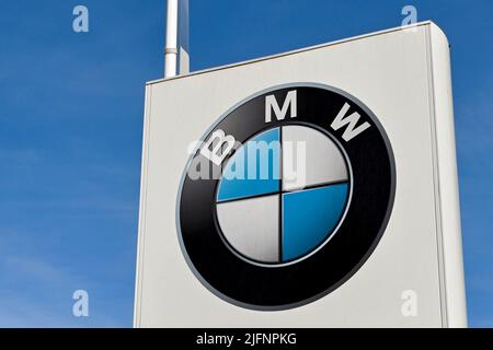 Strasbourg, France - avril 2002 : vue rapprochée d'un panneau devant une usine BMW à la périphérie de la ville Banque D'Images