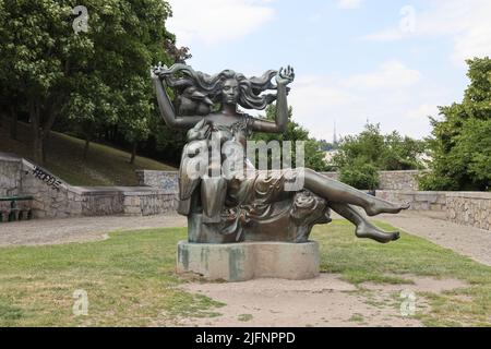 Sculpture la Sorcière (Bosorka), le personnage principal du conte de fées les sept Ravens, dans la vieille ville de Bratislava, Slovaquie, non loin du château Banque D'Images