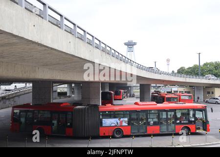 Bus rouges sous viaduc à Bratislava Banque D'Images