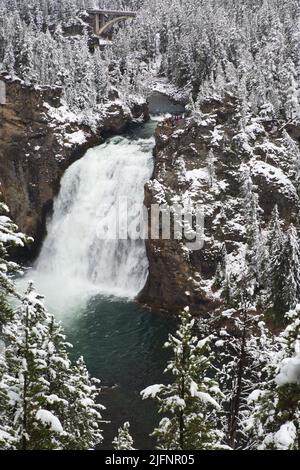 Vue verticale sur les Upper Falls du parc national de Yellowstone en hiver dans le Wyoming, aux États-Unis Banque D'Images