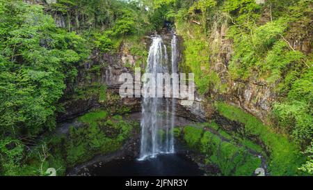 Chute d'eau de Henrhyd Falls dans le parc national de Brecon Beacons, pays de Galles, Royaume-Uni Banque D'Images