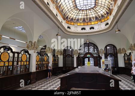 Intérieur du bureau de poste principal de Bratislava, Slovaquie, montrant le toit en vitraux Banque D'Images