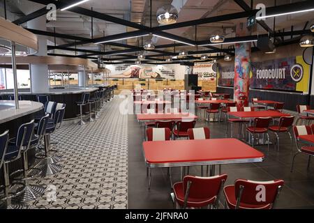 Aire de restauration vide dans le centre commercial avec des tables et des chaises de style rétro; métal et rouge; hors-des-affaires ou le concept de faillite Banque D'Images