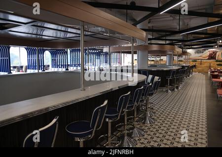 Aire de restauration vide dans le centre commercial avec des tables et des chaises de style rétro; métal et rouge; hors-des-affaires ou le concept de faillite Banque D'Images