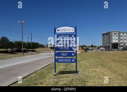 DeSoto, Texas. 4 juillet 2022. La ville entièrement américaine fournit des panneaux avec des indications faciles pour se rendre aux parcs, magasins, restaurants et beaucoup d'autres choses à faire et à voir Banque D'Images