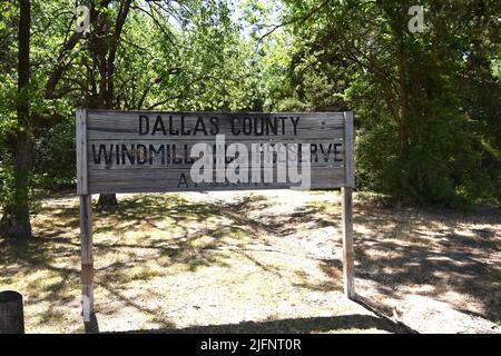 DeSoto, Texas. 4 juillet 2022. Windmill Hill Dallas County nature Preserve on Duncanville Road. Les sentiers écologiques offrent un endroit ombragé lors d'une chaude journée d'été. Banque D'Images