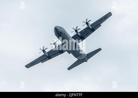 Un avion Super Hercules C-130J de la Garde nationale aérienne du Kentucky effectue un survol lors de la Journée d'appréciation militaire à Churchill Downs à Louisville, Ky., 12 juin 2022, pour honorer Tech. Sgt. Travis Brown, un parasecouriste de l’escadron de tactiques spéciales 123rd de la Garde nationale aérienne du Kentucky, décédé le 16 février. Plus de 150 aviateurs, amis et membres de la famille ont assisté à l'événement pour rendre hommage. (É.-U. Photo de la Garde nationale aérienne par Tech. Sgt. Joshua Horton) Banque D'Images