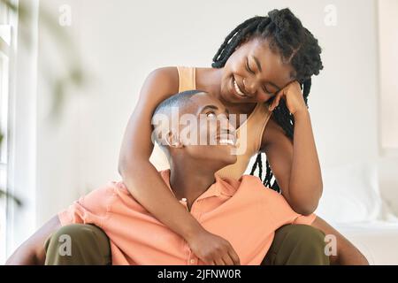 Jeune heureux insouciant et joyeux couple afro-américain se liant et appréciant se détendre ensemble à la maison. Une femme noire qui se sourit Banque D'Images