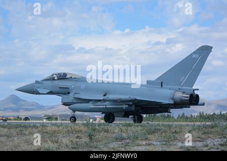 L'Eurofighter Typhoon de la Royal Air Force (RAF) a effectué des missions de l'OTAN au Turkiye et a assisté à l'entraînement international de l'Aigle Anatolien-2022. Le ministère turc de la Défense a annoncé, sur la base de ses médias sociaux, que des avions Eurofighter de la Royal Air Force ont assisté à une formation permanente du Groupe maritime de l'OTAN deux (SNMG2) en coopération maritime de l'OTAN ainsi qu'à des avions Faucon de combat F-16 de la Force aérienne turque. Un avion turc a pris son envol des bases aériennes de Konya et Bandırma.Konya Turkiye 30.06.22 les exercices de l'aigle anatolien 2022 se poursuivent à Konya, les typhons de la RAF dans l'exercice de l'aigle anatolien Royal Air Force (RAF) Banque D'Images