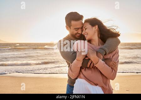 Jeune couple biracial divers s'amusant à la plage ensemble. Jeune couple biracial divers s'amusant à la plage ensemble. Banque D'Images