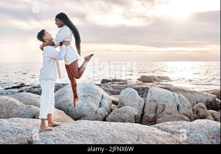 Un jeune couple mixte de course appréciant une journée à la plage à l'air heureux et dans l'amour. Un jeune couple mixte de course appréciant une journée à la plage a l'air heureux Banque D'Images