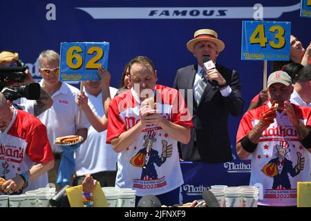 Joey Chestnut, un professionnel de compétition, remporte son titre en 15th en mangeant 63 hot dogs de Nathan lors du célèbre repas international de hot dogs de Nathan en 2022 Banque D'Images