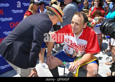Joey Chestnut, un professionnel de compétition, remporte son titre en 15th en mangeant 63 hot dogs de Nathan lors du célèbre repas international de hot dogs de Nathan en 2022 Banque D'Images