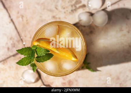 Boisson glacée à l'orange avec de la menthe sur la table du bar Banque D'Images