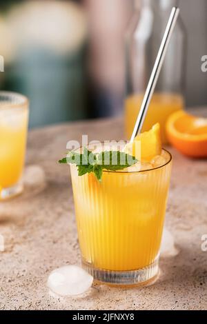 Boisson glacée à l'orange avec de la menthe sur la table du bar Banque D'Images