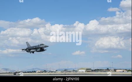 Avions de combat à passe basse, Force aérienne turque F-16 Faucon Konya Turkiye 30.06.22 Aatolien Aatolien 2022 les exercices se poursuivent à Konya, Force aérienne turque Turaf, General Dynamics F-16 Fighting Falcon Banque D'Images