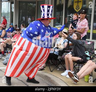 Racine, Wisconsin, États-Unis. 4th juillet 2022. Une figure de l'oncle Sam accueille des spectateurs sur main Street à racine, Wisconsin, lors du défilé annuel de Fest en 4th. (Image de crédit : © Mark Hertzberg/ZUMA Press Wire) Banque D'Images