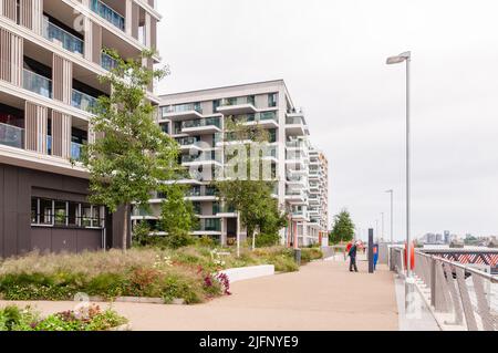 Royal Wharf Walk adjacent à Riverscape luxueux appartements de nouvelle construction au bord de la rivière à Silvertown Banque D'Images