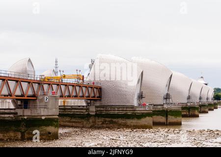 Barrière d'inondation de la Tamise depuis le parc de la barrière de la Tamise, Silvertown, en direction de New Charlton, Newham Banque D'Images