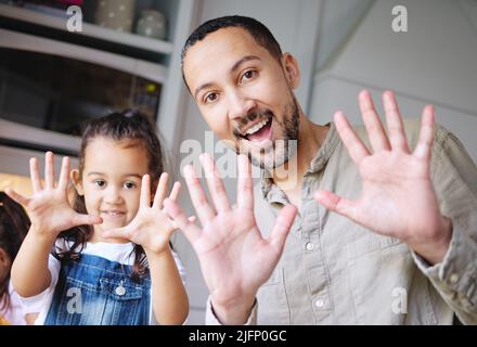 Nos mains sont propres. Photo d'un homme et de sa fille montrant leurs mains propres. Banque D'Images