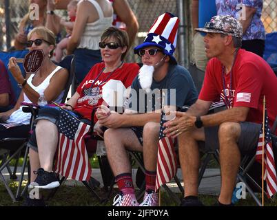 Genève, États-Unis. 04th juillet 2022. Les gens regardent le défilé annuel du 4 juillet à Genève. La célébration annuelle comprenait un spectacle de voitures anciennes, un survol d'avions d'époque, des jeux, de la nourriture et des divertissements. Crédit : SOPA Images Limited/Alamy Live News Banque D'Images