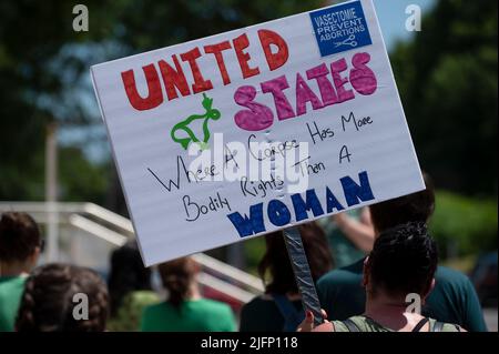 Wilkes barre, États-Unis. 04th juillet 2022. Un manifestant tient un écriteau intitulé « États-Unis, où un cadavre a plus de droits qu'une femme » pendant la marche de manifestation à Wilkes-barre. Les manifestants descendent dans la rue lors d'une marche de manifestation « pas de liberté, pas de quatrième » contre la décision récente de la Cour suprême de renverser Roe contre Wade. Et le droit à l'avortement. Les manifestants ont scandé en mars en disant qu'il n'y a pas de célébrations du quatrième juillet si les droits des femmes sont éliminés! Crédit : SOPA Images Limited/Alamy Live News Banque D'Images