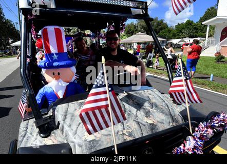 Genève, États-Unis. 04th juillet 2022. Les gens participent au défilé annuel du 4 juillet à Genève. La célébration annuelle comprenait un spectacle de voitures anciennes, un survol d'avions d'époque, des jeux, de la nourriture et des divertissements. (Photo de Paul Hennessy/SOPA Images/Sipa USA) crédit: SIPA USA/Alay Live News Banque D'Images