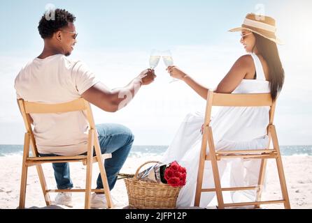 Pour nous. Photo d'un jeune couple célébrant son engagement à la plage. Banque D'Images