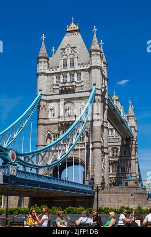 Tower Bridge avec les clients du pub assis à Foreground, Londres, Angleterre Banque D'Images