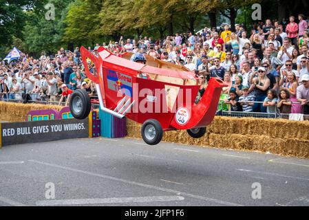 Faites équipe avec le Red Brew Crew kart en prenant le dernier saut à la course Soapbox de Red Bull 2022 à Alexandra Palace à Londres, Royaume-Uni. Banque D'Images