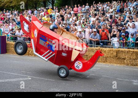 Faites équipe avec le Red Brew Crew kart en prenant le dernier saut à la course Soapbox de Red Bull 2022 à Alexandra Palace à Londres, Royaume-Uni. Banque D'Images