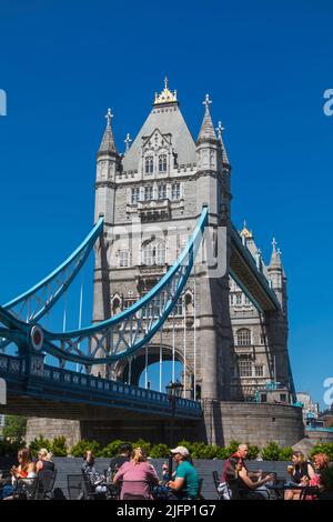 Tower Bridge avec les clients du pub assis à Foreground, Londres, Angleterre Banque D'Images