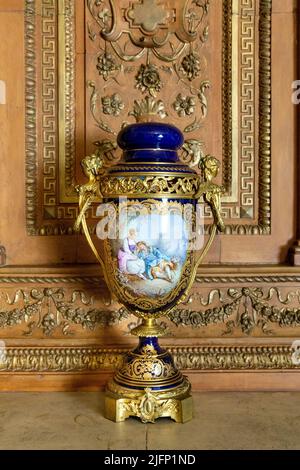 Calice décoratif doré et bleu au musée du palais de Herbst (Muzeum Pałac Herbsta), Lodz, Pologne Banque D'Images