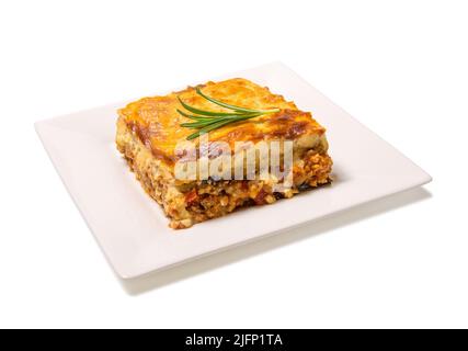 Greek Moussaka gros plan sur une plaque carrée isolée sur fond blanc. Banque D'Images