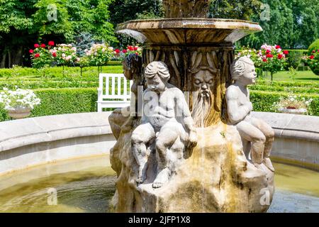 Détail de la fontaine dans les jardins du musée du palais de Herbst (Muzeum Pałac Herbsta), Lodz, Pologne Banque D'Images