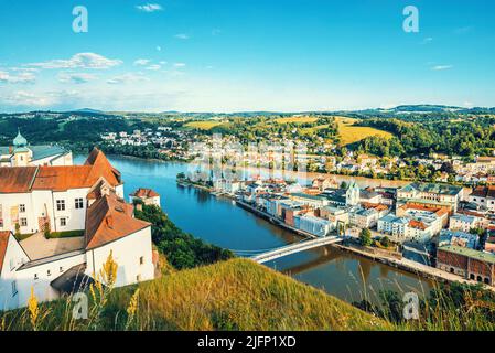 Vue panoramique sur la ville de Passau en Basse-Bavière en Allemagne. Image en tons. Banque D'Images