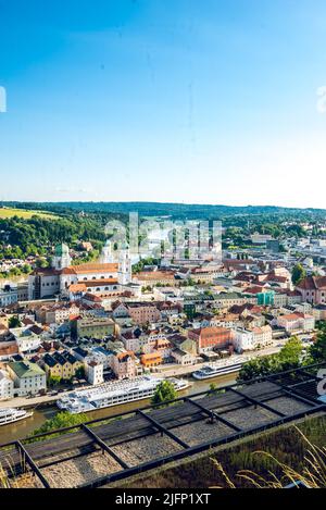 Vue panoramique sur la ville de Passau en Basse-Bavière en Allemagne. Image en tons. Banque D'Images