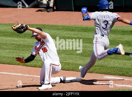 Baltimore, États-Unis. 04th juillet 2022. BALTIMORE, MARYLAND - 04 JUILLET : Baltimore Orioles désigné hitter Trey Mancini (16) obtient Texas Rangers Center Fielder Leody Taveras (3) au premier dans le septième repas au cours d'un match MLB entre les Baltimore Orioles et les Texas Rangers, sur 04 juillet 2022, à Orioles Park à Camden yards, à Baltimore, Maryland. (Photo de Tony Quinn/SipaUSA) crédit: SIPA USA/Alay Live News Banque D'Images