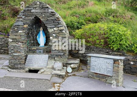 En bordure de la rue Mary Grotto dans le comté de Kerry Banque D'Images