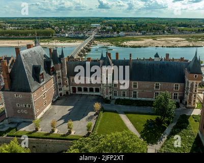 Vue aérienne du château de Gien bel exemple du style de la première Renaissance française dans la vallée de la Loire en France Banque D'Images