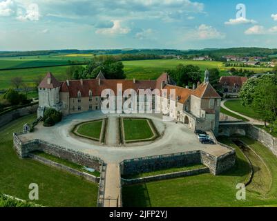 Vue aérienne du château féodal d'Epoisses avec des bâtiments du 10th siècle et des mises à jour majeures du 14th et 18th siècle. Le château a un L. Banque D'Images