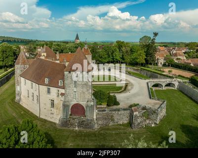 Vue aérienne du château féodal d'Epoisses avec des bâtiments du 10th siècle et des mises à jour majeures du 14th et 18th siècle. Le château a un L. Banque D'Images