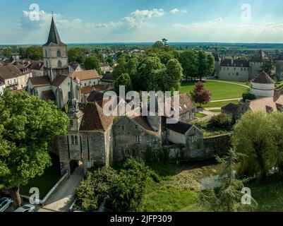 Vue aérienne du château féodal d'Epoisses avec des bâtiments du 10th siècle et des mises à jour majeures du 14th et 18th siècle. Le château a un L. Banque D'Images