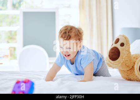 Liberté. Photo en longueur d'un adorable petit garçon jouant dans la chambre de ses parents à la maison. Banque D'Images